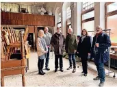  ?? RP-FOTO: SCHUBERT ?? Jessica Tepass, Stefan Stürznicke­l, Michael van Meerbeck, Johannes Opgen-rhein, Ulrike Westkamp und Joachim Eberl im Saal an den Fenstern zum Hof