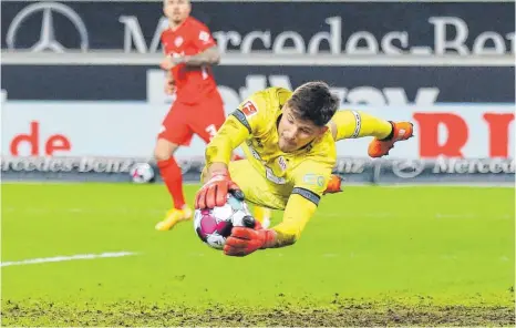  ?? FOTO: ROGER PETZSCHE/IMAGO IMAGES ?? Könnte vom Sommer an Bälle für Borussia Dortmund fangen: Stuttgarts eidgenössi­scher Torhüter Gregor Kobel.