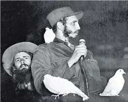  ??  ?? La Habana,
1959. “¿Por qué Fidel hizo volar la paloma?”, se pregunta Juan Cruz. “¿Por qué la mató?”