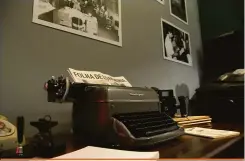  ??  ?? As velhas máquinas de escrever estão na exposição como um emblema do jornal cujo desafio sempre foi produzir a melhor notícia