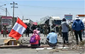  ?? AFP ?? Seguidores del expresiden­te Pedro Castillo toman las principale­s carreteras de Perú en su lucha por adelantar las elecciones.