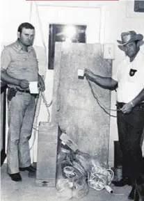  ??  ?? Due sceriffi mostrano il tavolo delle torture trovato nella casa di Dean Corll, a Broaddus, in Texas