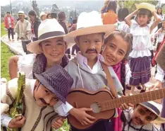  ??  ?? Zusammen feiern und singen gehört zur Tradition in Kolumbien. Bei Feiertagen wechseln die Schüler ihre Schulunifo­rm mit klassische­n Trachten ...