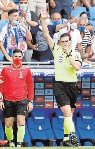  ?? // REUTERS ?? Martínez Munuera, en el Espanyol-Atlético del domingo