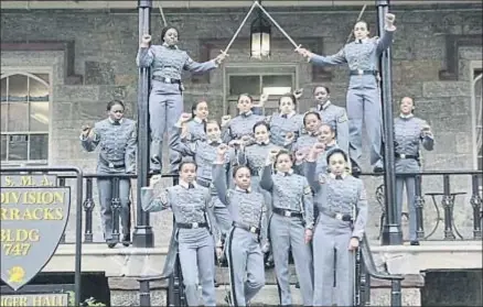  ?? AP ?? Esta es la imagen de las 16 cadetes de West Point que desató la polémica