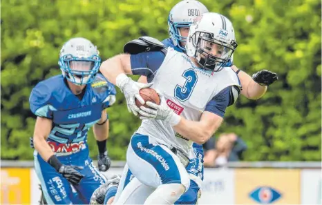  ?? FOTO: FLORIAN WOLF ?? Wide Receiver Michael Mayer hat den Ball – und erreicht damit gegen Albershaus­en viermal die Endzone.