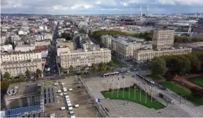  ??  ?? Le Havre mérite mieux que sa réputation. Outre son front de mer, elle vous invite à découvrir l’architectu­re d’Auguste Perret qui a reconstrui­t son centre après guerre.