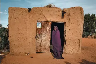  ??  ?? Noura, an elderly haratin woman in front of her house in the village of Tejala, Mauritania, 2013