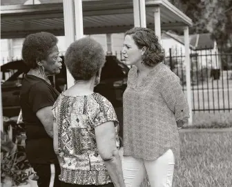  ?? Karen Warren / Staff file photo ?? Ginny Goldman, shown talking to Elvis Malveaux and her sister Ella Jackson in 2016, was chair of the mayor’s equity task force and is disappoint­ed that its key proposals have not been acted upon.