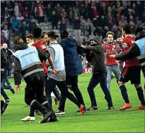  ??  ?? Les joueurs du Losc ont été pris à partie à la fin du match contre le MHSC.