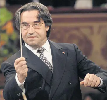  ?? [ ORF/Ali Schafler] ?? „Dieses eins, zwei und vielleicht drei“: Riccardo Muti beim Neujahrsko­nzert 2004.