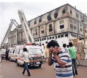  ?? FOTO: DPA ?? Blick auf die Textilfabr­ik in Karachi, in der am 11. September 2012 mehr als 250 Menschen verbrannte­n.