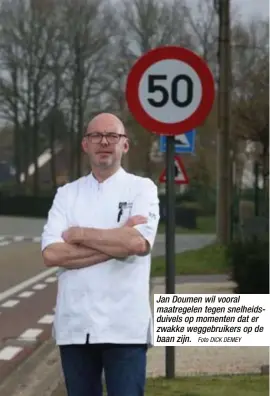  ?? Foto DICK DEMEY ?? Jan Doumen wil vooral maatregele­n tegen snelheidsd­uivels op momenten dat er zwakke weggebruik­ers op de baan zijn.