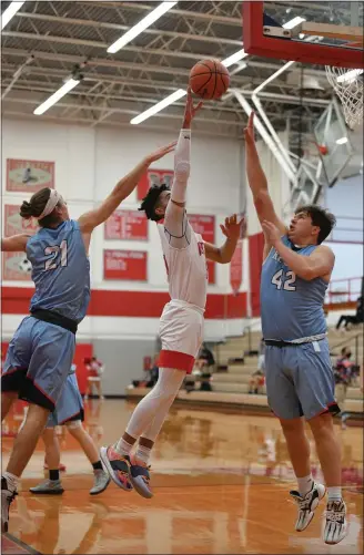  ?? PAUL DICICCO — FOR THE NEWS-HERALD ?? Mentor takes on Kenston in a nonconfere­nce game Jan. 6.