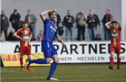  ?? FOTO GOYVAERTS ?? Yannick Lodders viert zijn doelpunt van vorige week tegen Bornem. Uitgereken­d tegen zijn ex-club, waar hij volgend seizoen opnieuw aan de slag gaat. “Ik zal er een van de leiders moeten worden.”