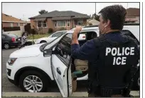  ?? Los Angeles Times/BRIAN VAN DER BRUG ?? A federal Immigratio­n and Customs Enforcemen­t agent arrives at a neighborho­od in Montebello, Calif., in April 2017. A widely publicized operation last week targeting more than 2,000 migrants netted just 35 people, figures show.