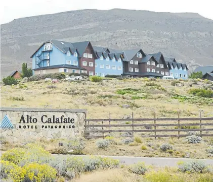  ??  ?? Alto Calafate. El hotel de la familia Kirchner casi no tiene ingresos y funciona a cuentagota­s.