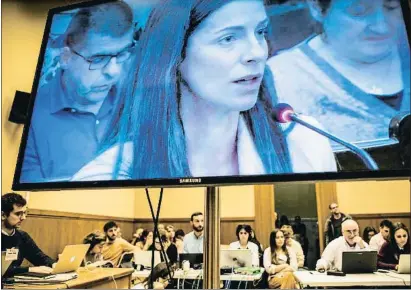  ?? XAVIER CERVERA ?? Los periodista­s siguiendo la declaració­n de la acusada, Rosa Peral, en la Audiencia de Barcelona