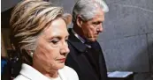  ?? Foto: Win McNamee, afp ?? Finstere Mienen: Hillary Clinton und Ehemann Bill auf dem Weg zur Zeremonie.