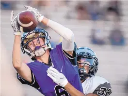  ?? ROBERTO E. ROSALES/JOURNAL ?? Manzano’s Austin Erickson, front, tries to make a catch as Volcano Vista’s Brandon Padilla defends during the Hawks’ win over the Monarchs Friday.