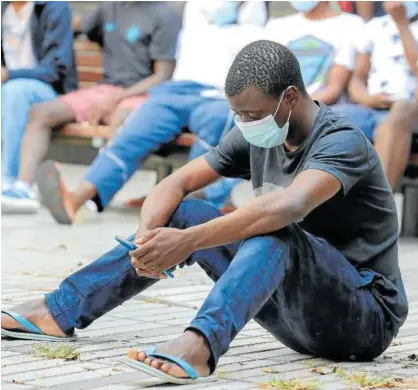  ?? Foto: Efe ?? Inmigrante maliense en Las Palmas de Gran Canaria tras ser rescatado de una patera.