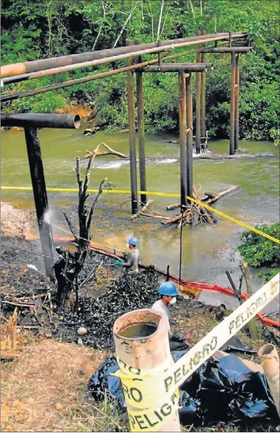  ??  ?? Verseuchte­s Wasser als verheerend­e Folge: Im Schnitt bricht jede Woche irgendwo im Amazonasge­biet Ecuadors eine Pipeline.