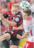  ?? FOTO: DPA ?? Dorfmerkin­gens Carl Murphy (li.) im Duell mit Dominik Kaiser.