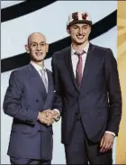  ?? FOTO: EFE ?? Adam Silver, junto a Nikola Jovic