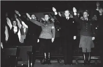  ?? FOTO: RIKSARKIVE­T ?? Vidkun Quisling på Bislett stadion i 1942. Nasjonal Samling arrangerte partikongr­ess i Oslo og finalen i Norgesmest­erskapet mellom Uraedd og Ørn inngikk i det offisielle programmet.