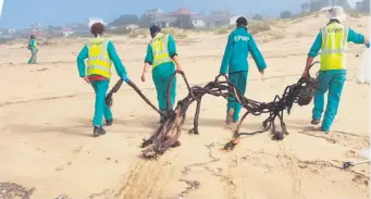  ?? ?? Die Mosselbaai-munisipali­teit maak gebruik van drie spanne wat spesifiek fokus op die skoonmaak van oop ruimtes en strande.