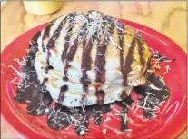  ??  ?? Omelette Wizard’s Chunky Monkey pancakes