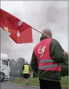  ??  ?? Les routiers mènent des actions depuis lundi à Donges ou à Rennes.