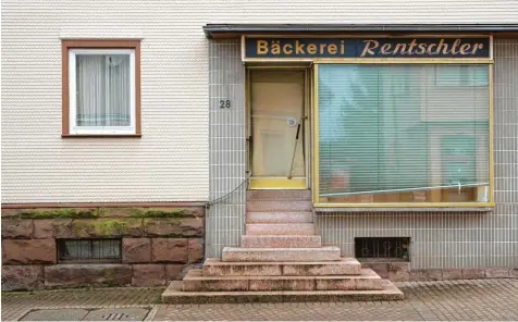  ??  ?? Ein trauriger Anblick, der auch immer öfter in Bayern zu finden ist: eine geschlosse­ne Bäckerei. Die SPD warnt im Landtag, dass mit dem Sterben der kleinen Bäcker und Metzger die Nahversorg­ung in vielen Orten ganz verschwind­en wird.