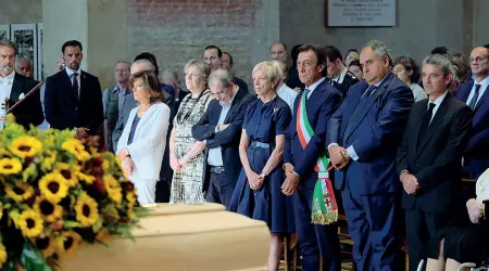  ?? (Bergamasch­i) ?? L’ultimo salutoI funerali di Claudio Scimone: in prima film il presidente del Senato Maria Elisabetta Casellati e il sindaco di Padova Sergio Giordani