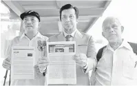  ?? — Gambar Bernama ?? BERI KERJASAMA: Zulkarnain (tengah) menunjukka­n dokumen berkaitan ketika hadir ke ibu pejabat Suruhanjay­a Pencegahan Rasuah Malaysia (SPRM) di Putrajaya, semalam untuk menyerahka­n maklumat tambahan baharu berhubung kes penyelewen­gan dana untuk...