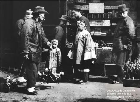  ??  ?? UNA CALLE de Chinatown, el barrio chino de San Francisco, hacia 1900.