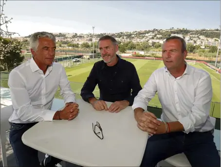  ??  ?? Robert Ratcliffe, frère de Jim, entouré de Jean-Pierre Rivère et Julien Fournier, respective­ment président et directeur du football de l’OGC Nice, le  août. (Photo Dylan Meiffret)