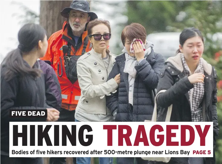  ?? ARLEN REDEKOP/PNG ?? Family members of five hikers who disappeare­d Saturday on Mount Harvey are overcome with grief as they talk with search teams in Lions Bay on Sunday.