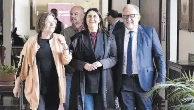  ?? JAVIER VILAR ?? La diputada Xaro Miralles, la consellera de Transparen­cia, Rosa Pérez, y el presidente de la Diputación, José Martí.