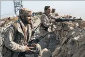  ?? TYLER HICKS/THE NEW YORK TIMES ?? Yemeni fighters loyal to a Saudi-led coalition take position at the front in Fardhat Nehim-Nehim District of Yemen.