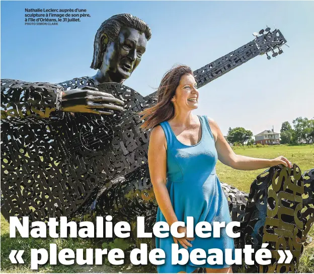  ?? PHOTO SIMON CLARK ?? Nathalie Leclerc auprès d’une sculpture à l’image de son père, à l’île d’Orléans, le 31 juillet.