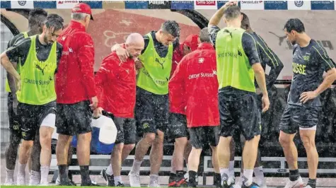  ?? KEYSTONE ?? Granit Xhaka verliess im strömenden Regen mit schmerzver­zerrtem Gesicht den Trainingsp­latz in Lugano.