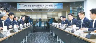  ?? Yonhap ?? Financial Services Commission Chairman Eun Sung-soo, third from right, speaks during a meeting with local parts, materials and equipment manufactur­ers at an IONES factory in Anseong, Gyeonggi Province, Tuesday.