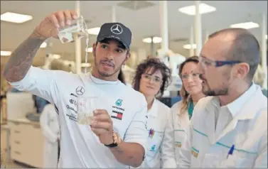  ??  ?? DE VISITA. El británico conoció la gama de productos de Syntium en el nuevo centro de Petronas.