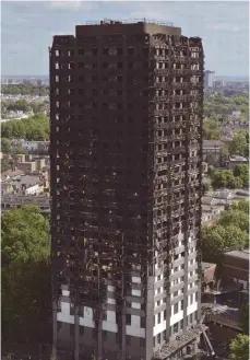  ?? FOTO: AFP ?? Mahnmal des Schreckens: der ausgebrann­te Grenfell Tower.