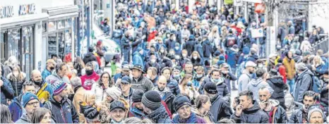  ?? FOTOS: SIMONE HÄRTLE ?? An der Querdenker­demo in Kempten nehmen rund 1000 Demonstran­ten teil.