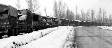  ?? Shuaib Masoodi ?? The Srinagar-jammu highway reopened on Monday, three days after heavy snowfall in the region had led to its closure. The snowfall has, meanwhile, drawn thousands of tourists to the Valley, raising hopes for the tourism sector.