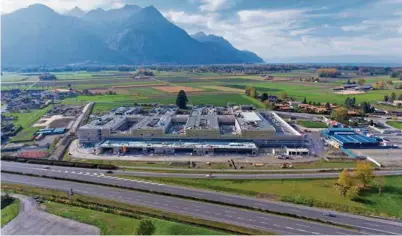  ?? (SANDRA CULAND) ?? L’Hôpital Riviera-Chablais (HRC), actuelleme­nt en constructi­on, sera la pierre angulaire du nouveau système régional.