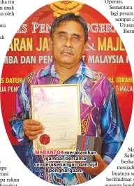  ??  ?? MABANTOK merakamkan gambar bersama cenderaken­angan dan sijil penghargaa­n.