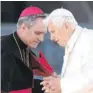  ??  ?? Wichtiger Vertrauter: Als persönlich­er Sekretär hat Georg Gänswein ein enges Verhältnis zum emeritiert­en Papst Benedikt (rechts), die Zusammenar­beit mit Papst Franziskus galt eher als schwierig.
